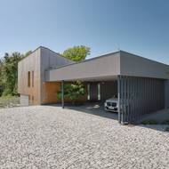 Obyvatelé mohou parkovat auta pod přístřeškem. 