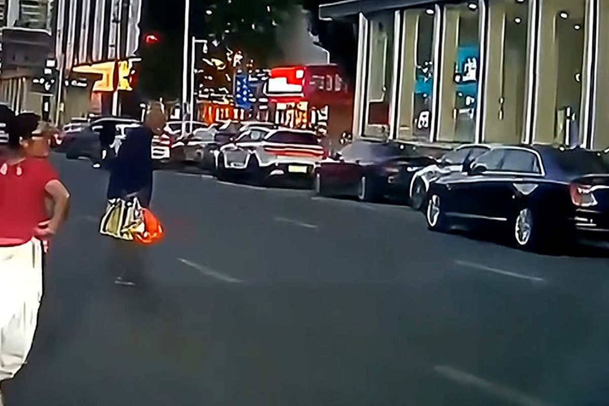 Žena v Číně chtěla pomoci staříkovi přejít rušnou silnici. On ji za to uhodil