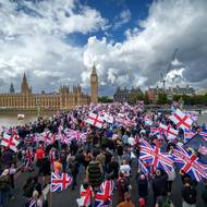 Protestující se vydali i na Westminster Bridge u Parlamentu.