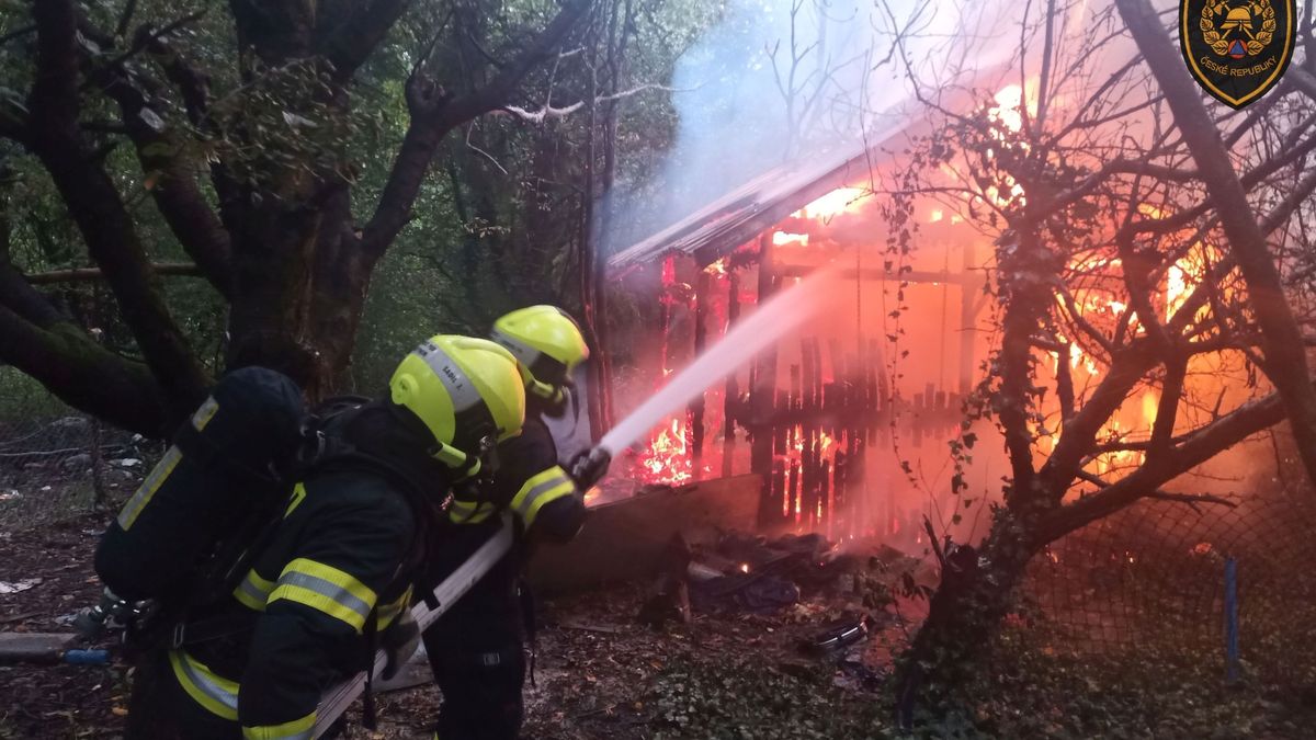 Ničivé plameny srovnaly dřevěnou chatu v Bystřici pod Hostýnem se zemí