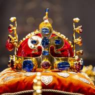 Koruna se skládá ze čtyř dílů s liliemi spojených závlačkami a propojených kamárami. 