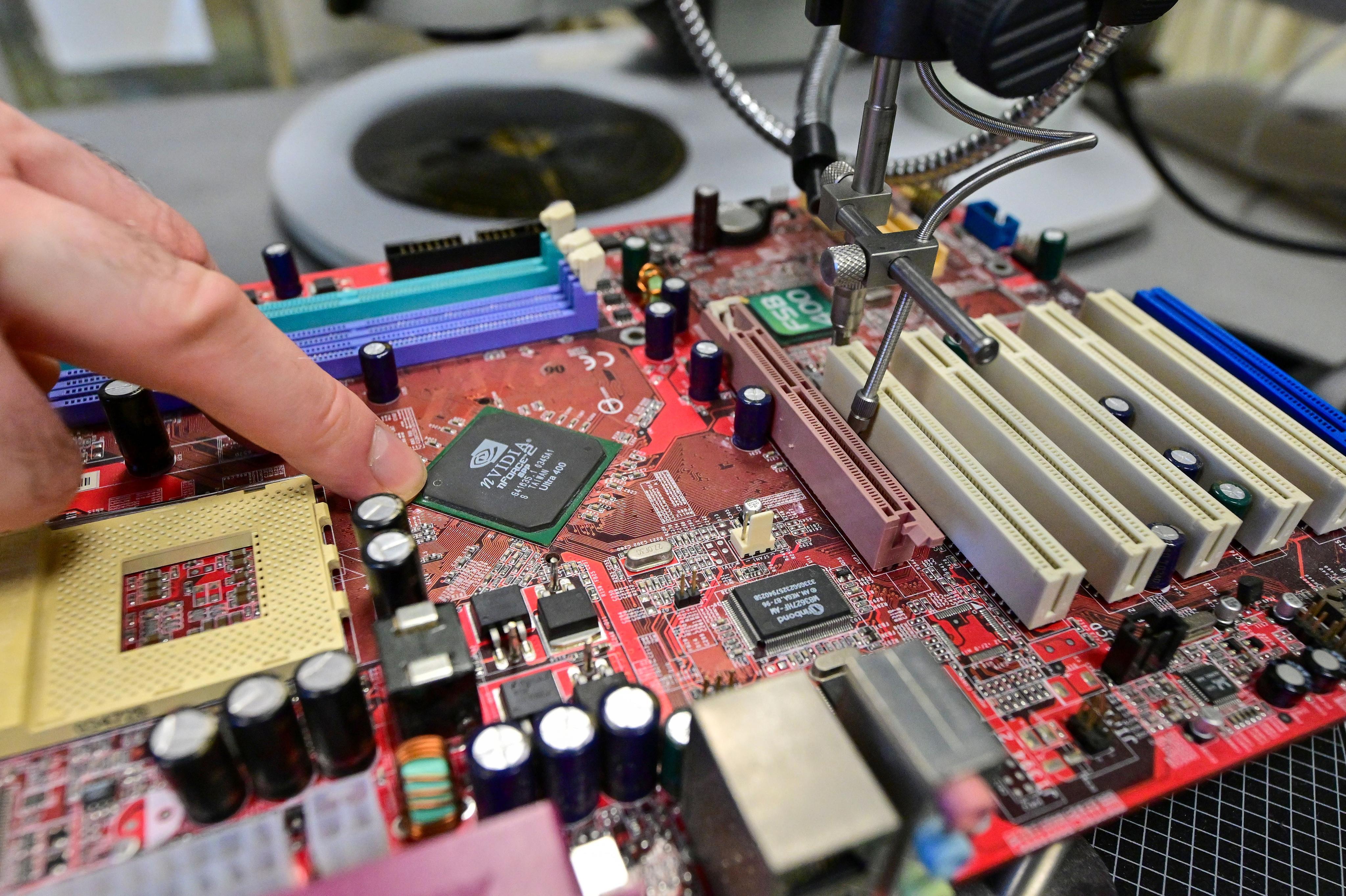 Dražší mobily, počítače nebo auta. Konflikt v Íránu ohrožuje ceny čipů