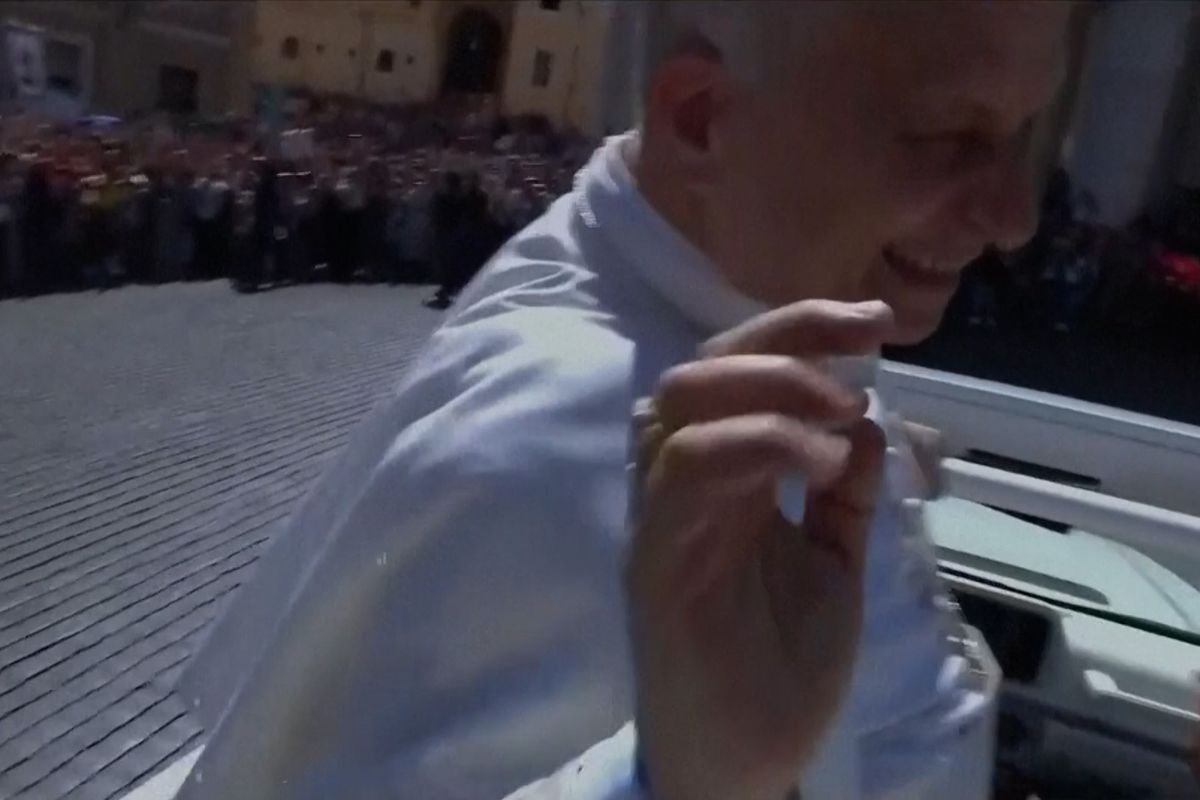 Papež dal nechtěně ránu svému kameramanovi, když chytal plyšáka hozeného z davu