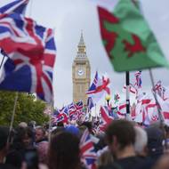 Anglické, velšské i britské vlajky u Parlamentu
