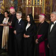 Klíče od korunovačních klenotů drží sedm klíčníků - nejvyšší ústavní a církevní činitelé i primátor Prahy. Petra Fialu zastoupila šéfka Úřady vlády ČR Jana Kotalíková.