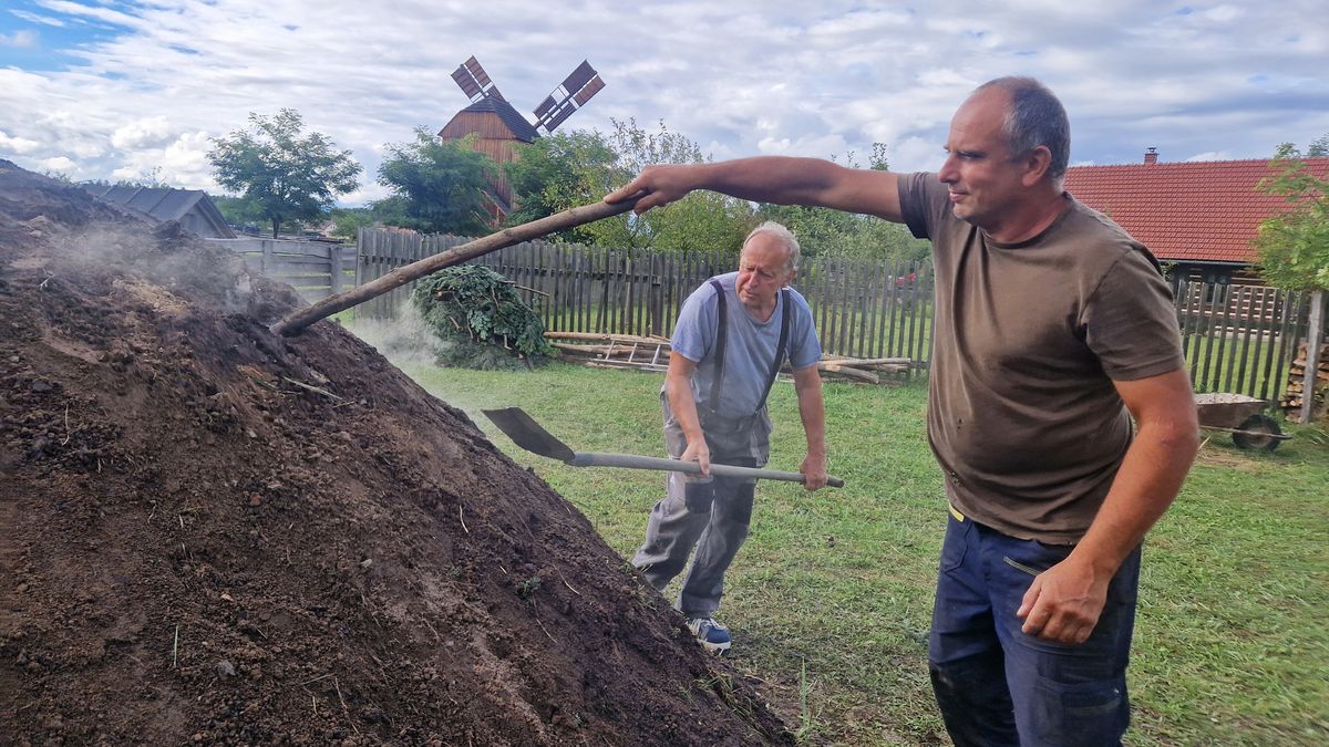 V Podorlickém skanzenu po sedmi letech zase hoří milíř