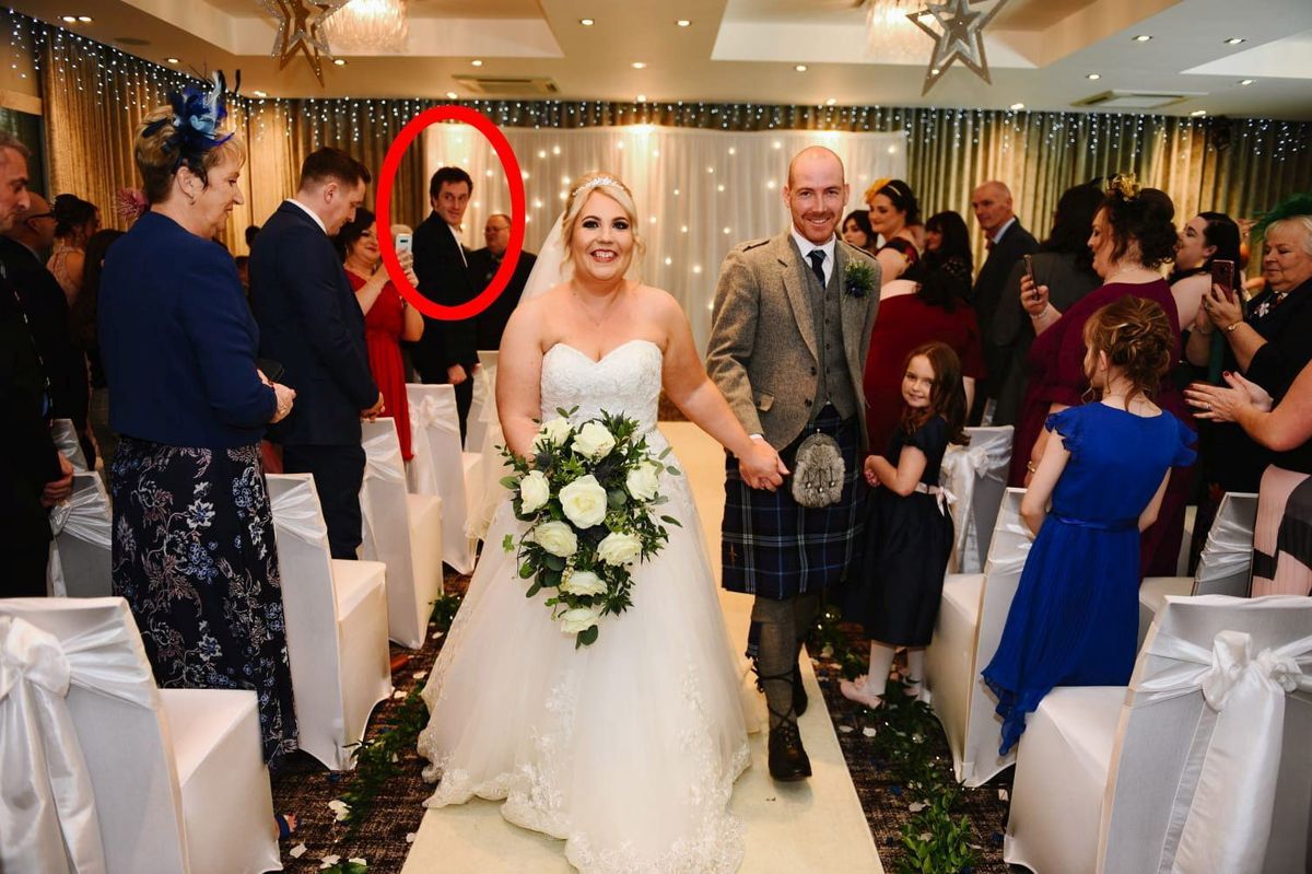 Záhada tajemného muže na svatební fotografii se vysvětlila po čtyřech letech