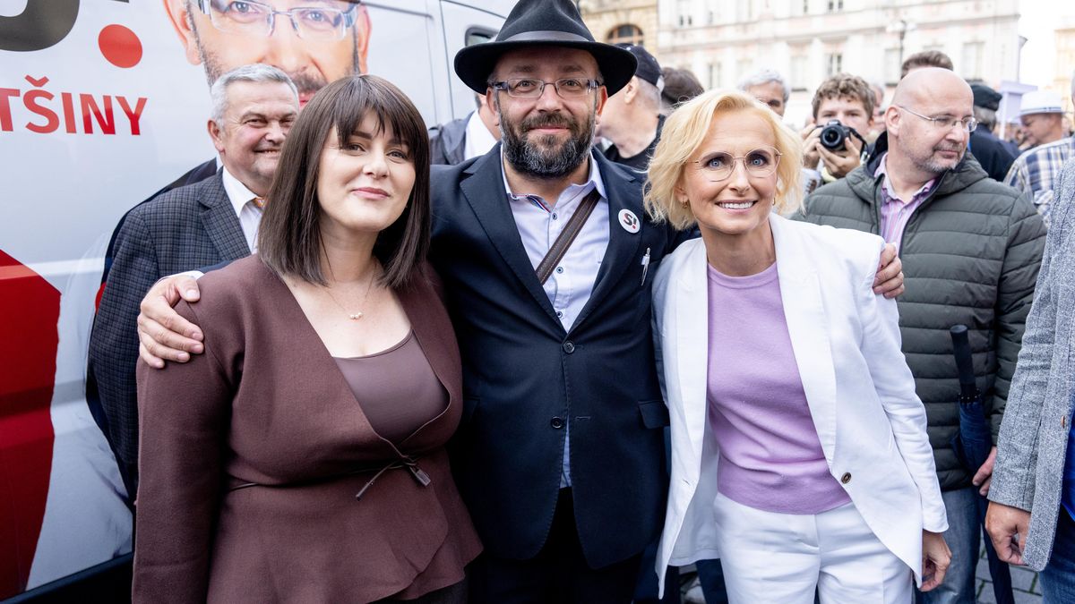 FOTO: Na mítink Stačilo! dorazili i odpůrci s Ukrajinskými vlajkami.