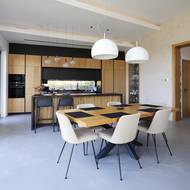 Kuchyň a jídelna jsou zařízené v nadčasovém městském stylu.
