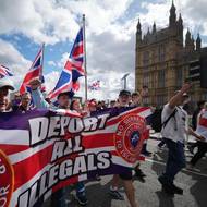 „Deportujte všechny ilegály.“ Jeden z požadavků v průvodu.