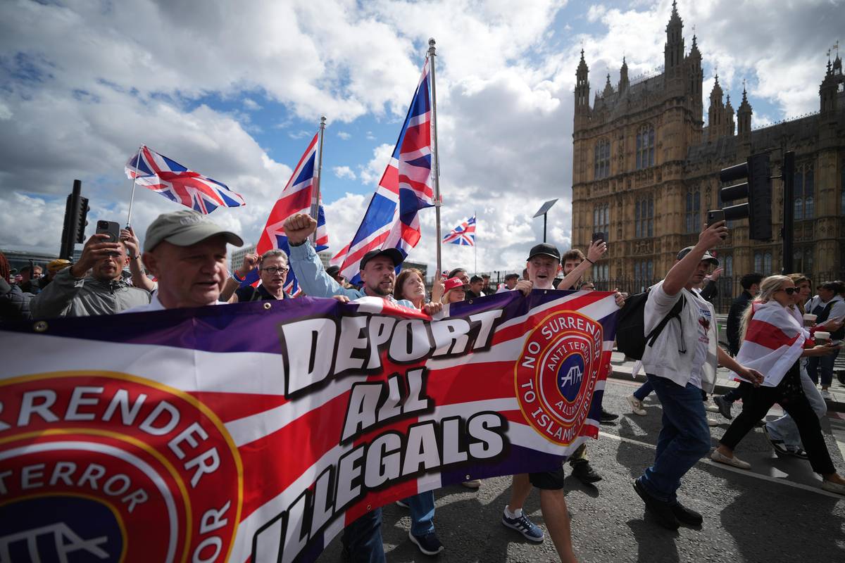 „Deportujte všechny ilegály.“ Jeden z požadavků v průvodu.