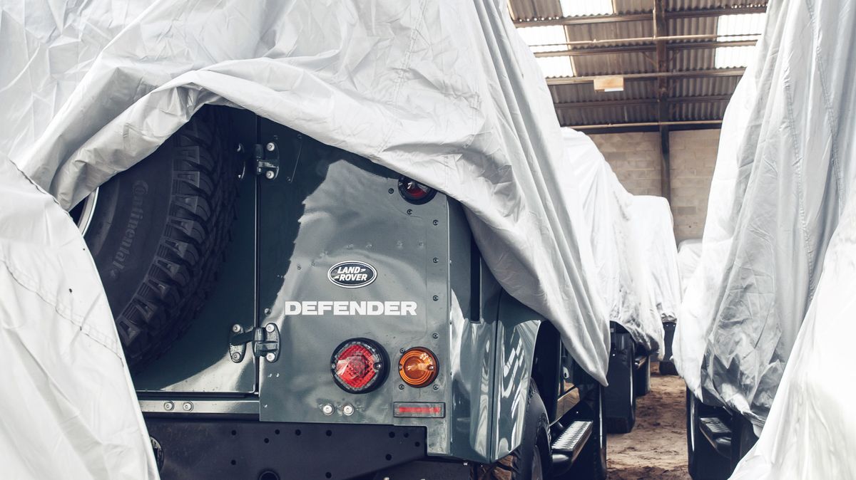 Brit nakoupil 240 Land Roverů Defender před koncem výroby, teď je upravené rozprodává