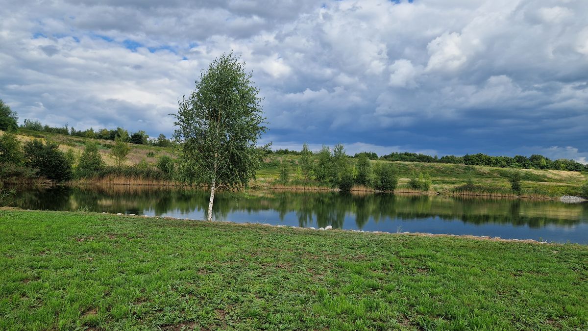 Rybáři si na haldě, kde vznikne unikátní vodíkové město, otevřeli Ostravské moře