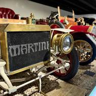 Automobilové muzeum se honosí jak opravdu archivními kousky, tak i nablýskanými veterány nejznámějších značek.