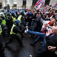Střety mezi policií a demonstranty si vyžádaly zraněné na obou stranách. 