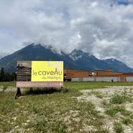 Město leží v údolí Rhôny a na úpatí několika pohoří. Vínu se tu daří a ochutnávky četných značek jsou obdobně oblíbené jako zdejší muzea.