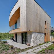 Ze strany vypadá stavba celkem monumentálně. 