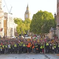 Proti akci protestovalo zhruba 5000 odpůrců. Ti se sešli nedaleko a protestovali proti rasismu. 