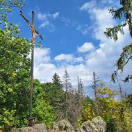 Na skále se tyčí pětimetrový kříž.