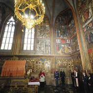 Ceremoniál vyzvednutí korunovačních klenotů.
