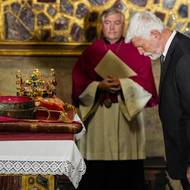 Korunovační klenoty byly vyzvednuty včera za přítomnosti sedmi klíčníků, jedním z nich je prezident Petr Pavel.