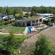 Stavba sousedí s rodinnými domy.