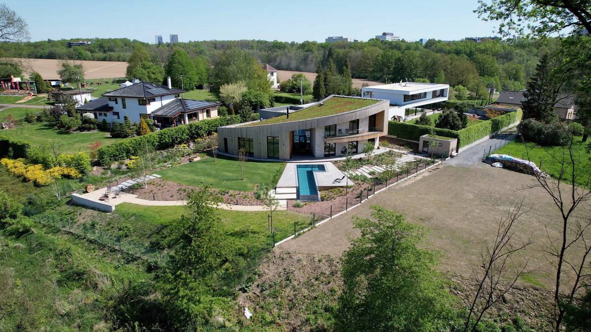 Stavba sousedí s rodinnými domy.