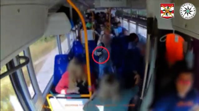 Muž v autobuse u Brna mával nožem, zpacifikoval ho cestující. Zápas zachytila kamera