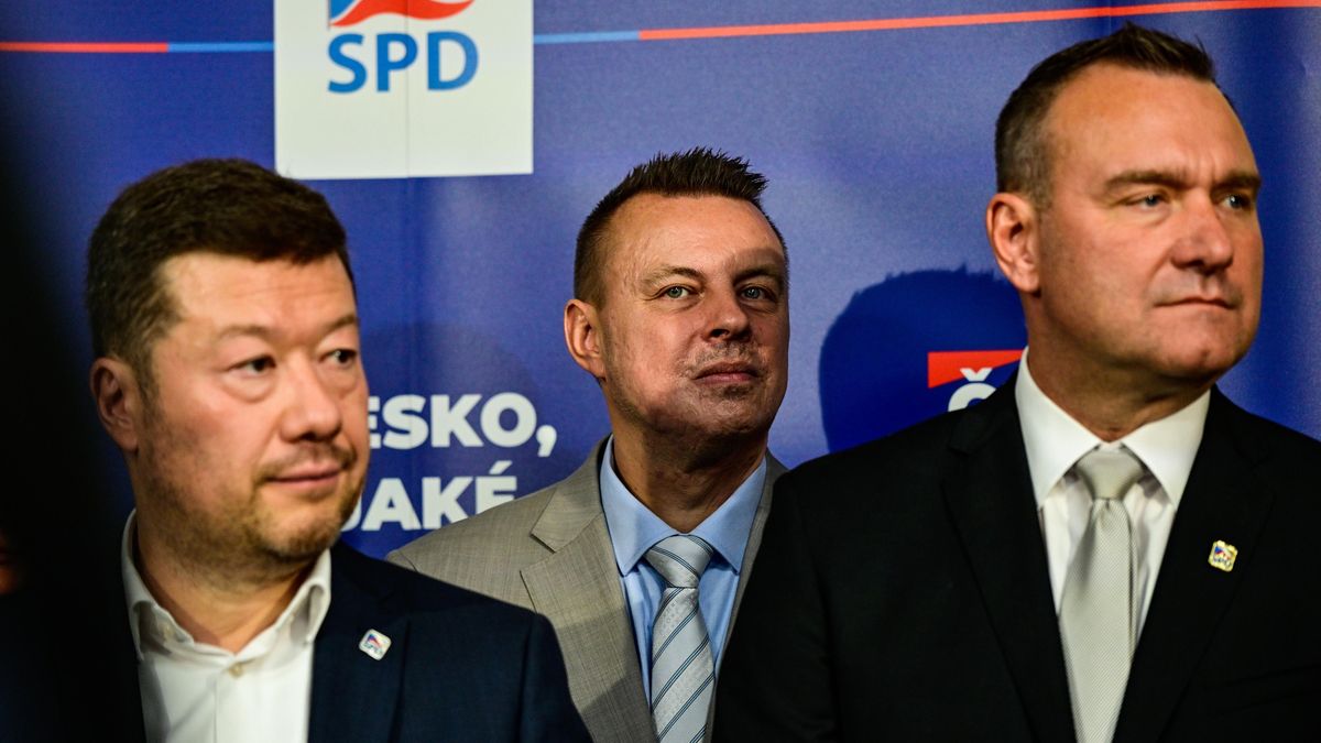 Poslanecký klub SPD hrozí nestabilitou. Okamura musí uspokojit Rajchlovy potřeby, míní politolog