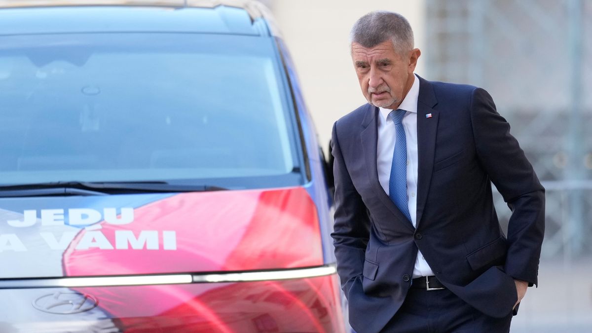 FOTO: Babiš na Hradě ve volební dodávce