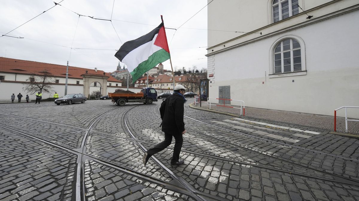 Na českých univerzitách v den výročí masakru zavlály palestinské vlajky. Rektor studenty pochválil
