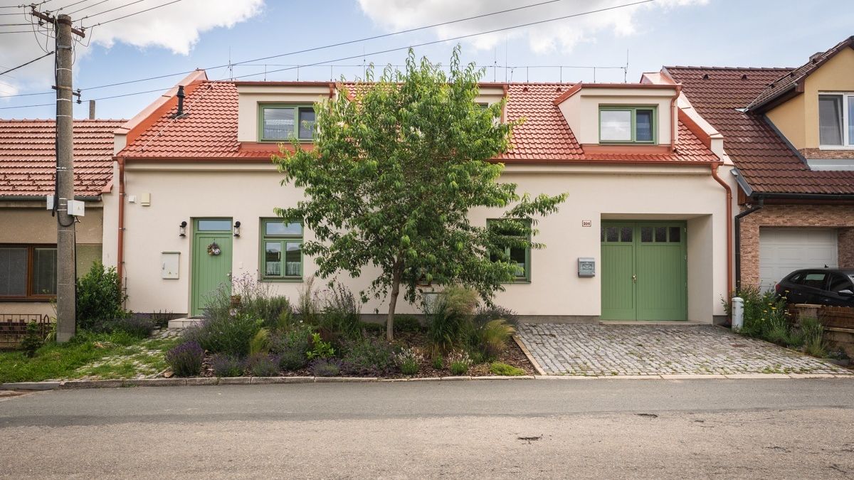 Dřevostavbu si postavili v řadové zástavbě. Ze zahrady mají vstup přímo do lesa