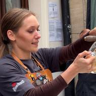 Soutěže se účastnily i ženy-výčepní.