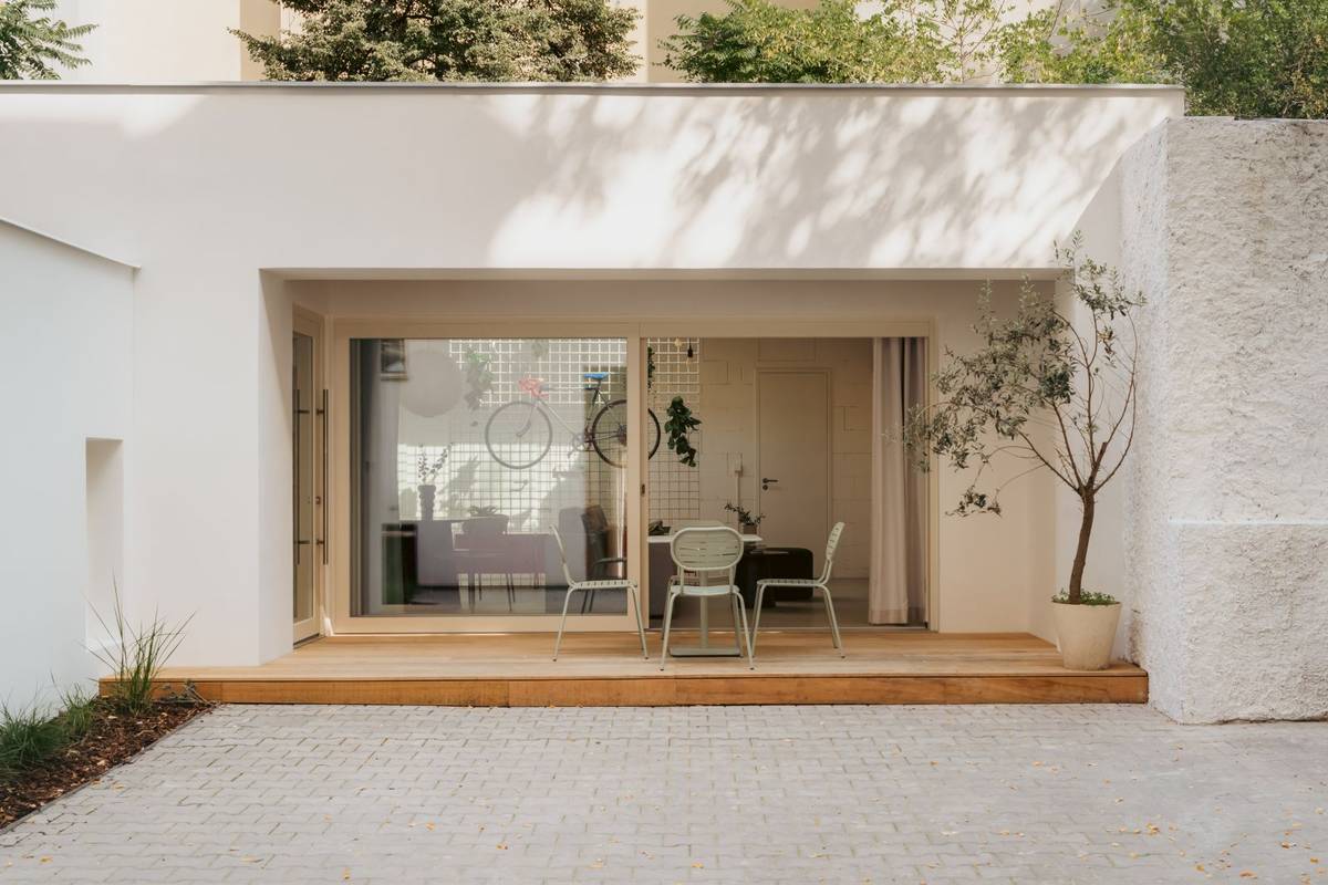 Byt vznikl v zajímavém prostředí vestavby ve vnitrobloku v pražských Vršovicích.