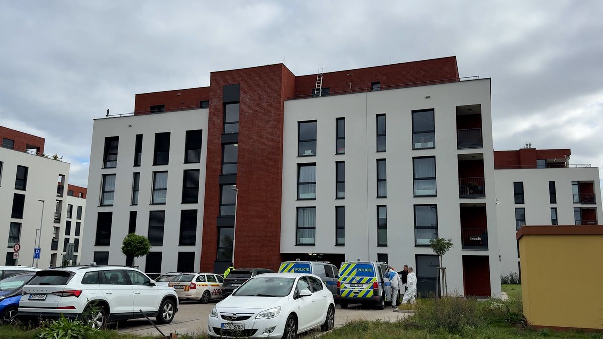 Policie tragédii v Kolíně vyšetřuje jako vraždu, podezřelá žena je ve vážném stavu v nemocnici