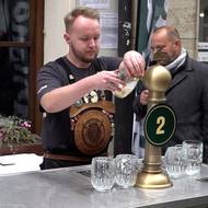 Akce se konala za plného provozu v restauraci U Pinkasů v centru Prahy.