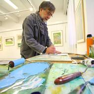 Miloš Sláma při některých výstavách také ukazuje, jak jeho linoryty vznikají.