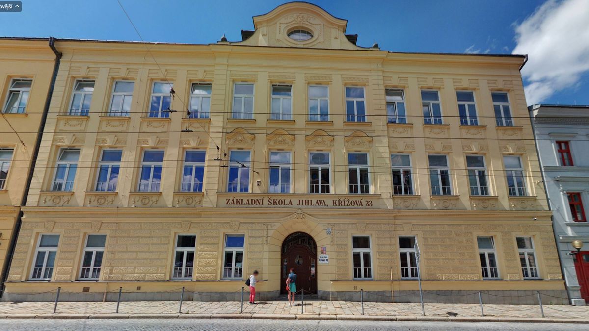 Jihlavská škola znovu čelí vyhrůžkám bombou, policisté ji evakuovali