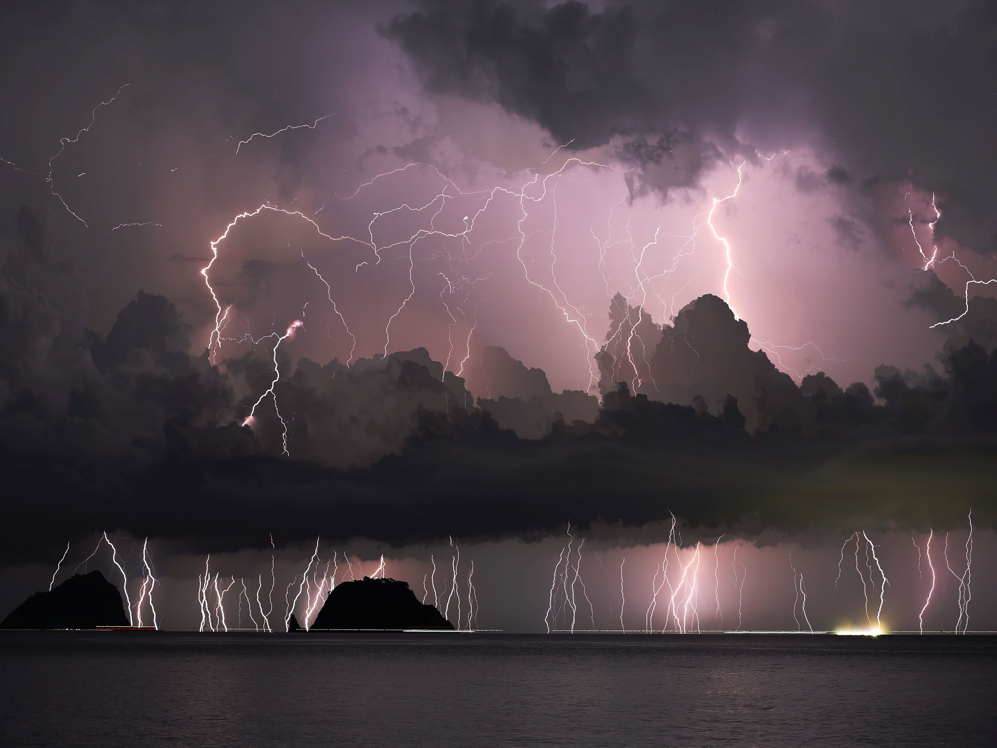 Desítky blesků v bouřlivé noci na jihokorejském ostrově Čedžu.