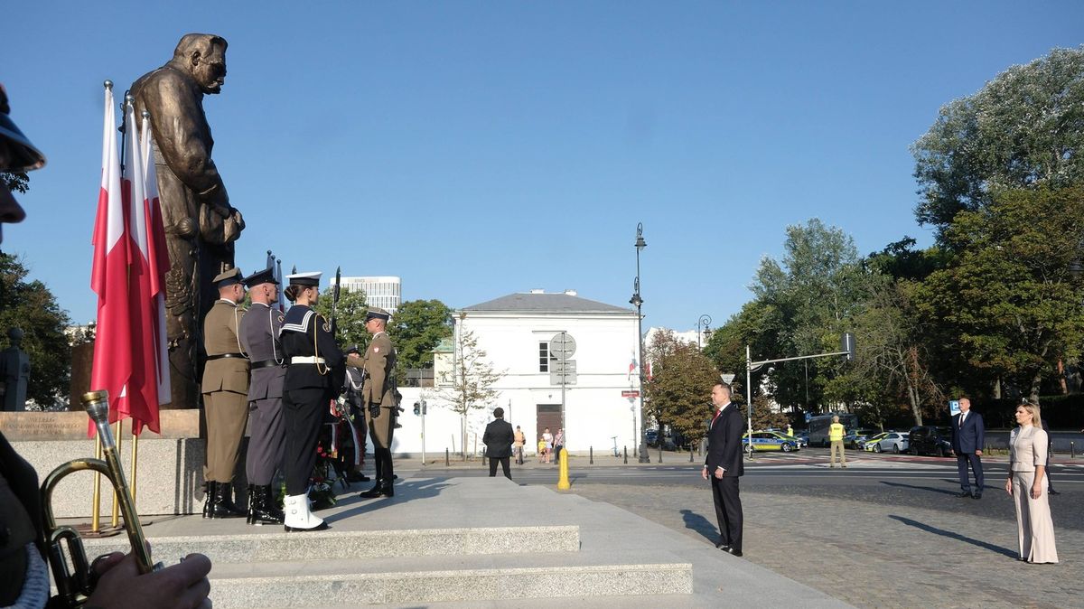 Polský prezident se každý den radí s duchem Piłsudského. Je posedlý démonem, běsní Rusové