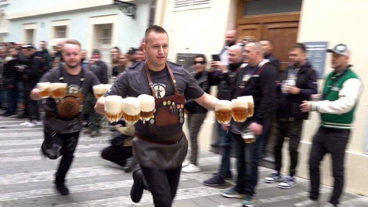 V centru Prahy závodili výčepní. Až s deseti pivy v ruce