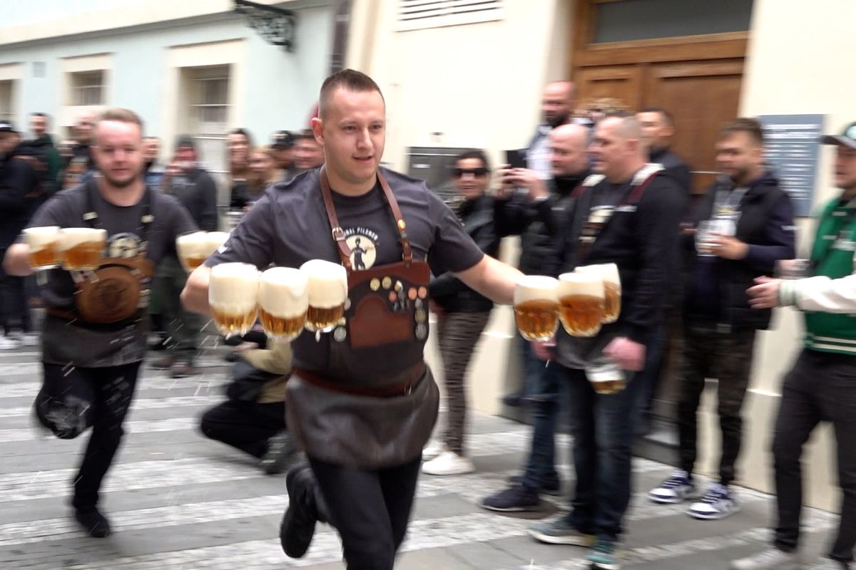 V centru Prahy závodili výčepní. Až s deseti pivy v ruce