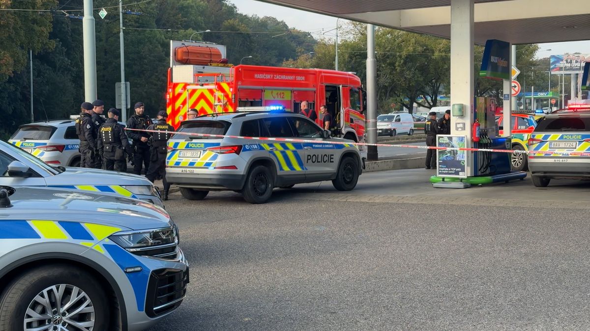 Muž se na čerpací stanici v Praze před zraky svědků a policistů zabil, bodal se do krku