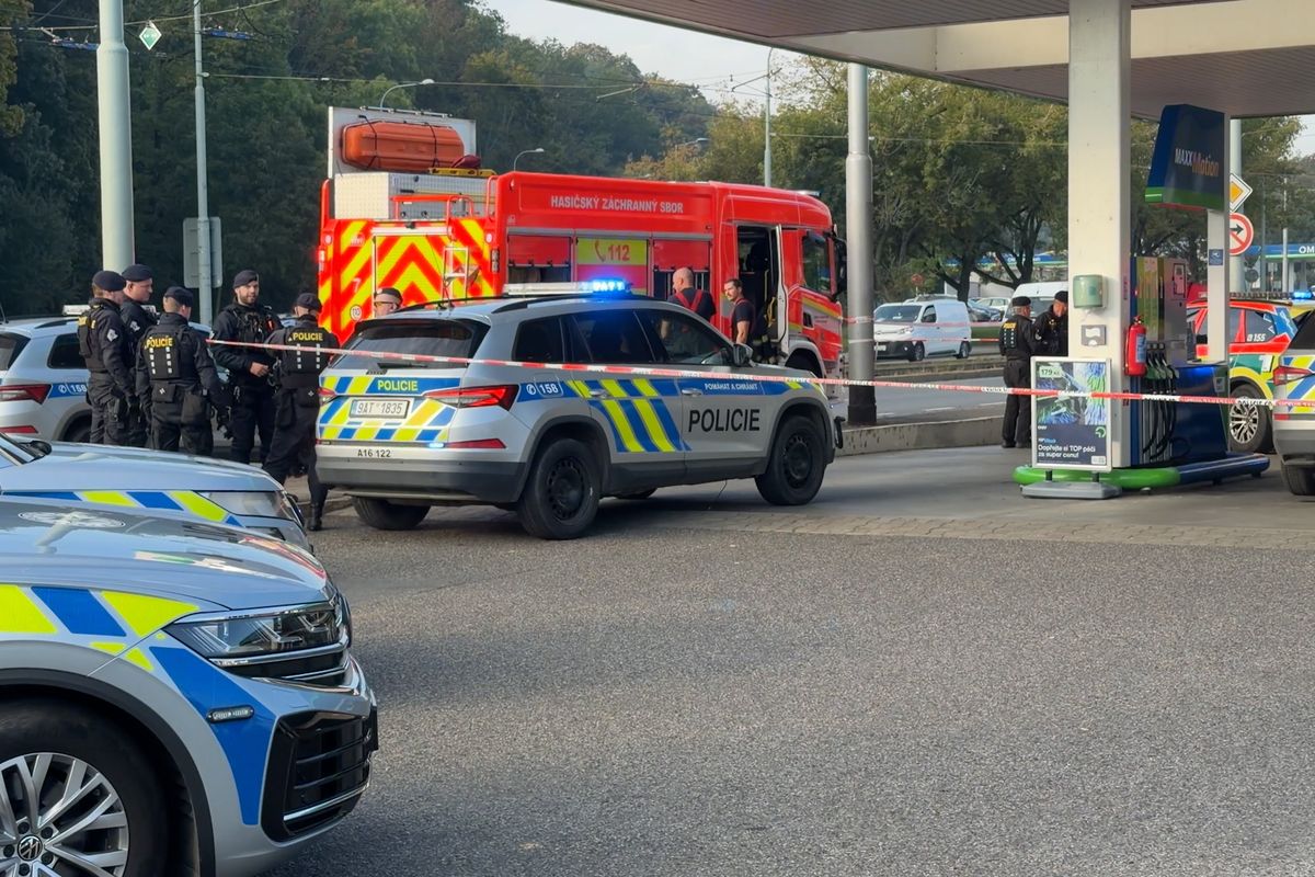 Muž se na čerpací stanici v Praze před zraky svědků a policistů zabil, bodal se do krku