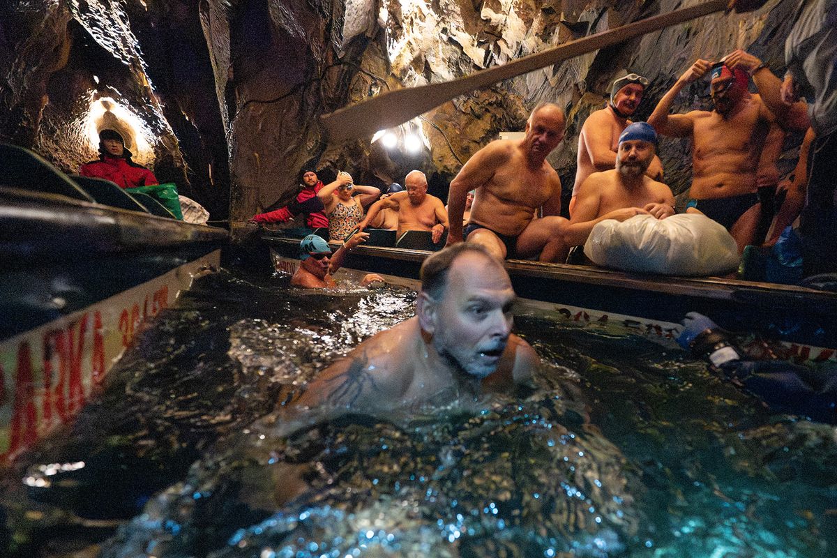 Foto: Otužilci vpřed! Plaveckou sezónu zahájili společným koupáním v chladné říčce Punkvě