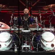 V Disrtubed bubnuje Mike Wengren