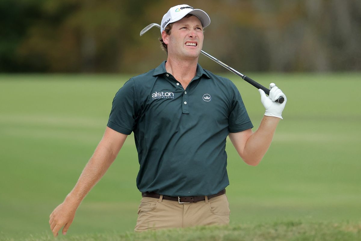Golfista musel kvůli odehrání míčku vstoupit do vody, bedlivě jej při tom sledoval aligátor