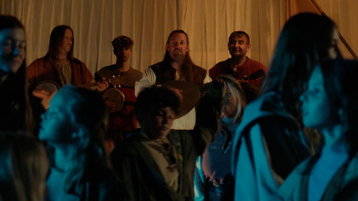 Titulní píseň k filmu Zrození alchymistky složil Roman Procházka z Divokého Billa