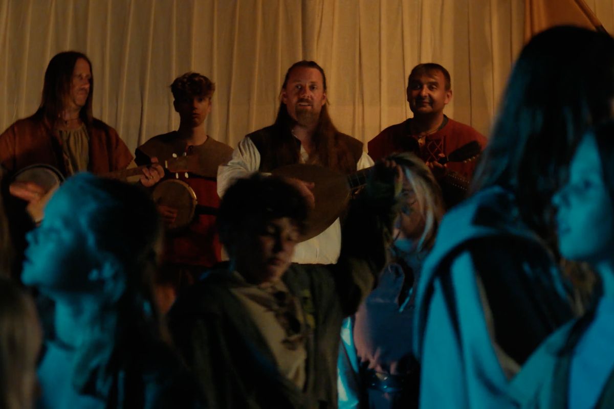 Titulní píseň k filmu Zrození alchymistky složil Roman Procházka z Divokého Billa