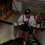 Závodníci museli ve finále vyběhnout ze sklepa 41 schodů.